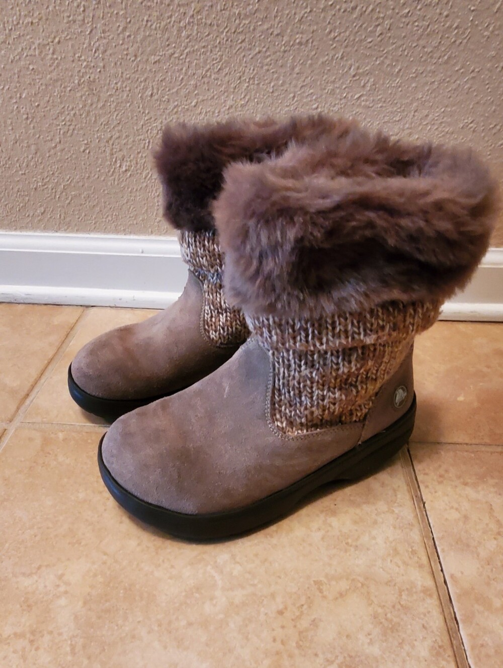 Crocs Faux Fur Trim- Slouchy Knit Cuff Ankle Boots. Women's Size 6 Pre-owned.